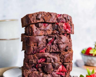 Veganes Schoko-Bananenbrot mit Erdbeeren (ohne Zucker, ohne Öl)