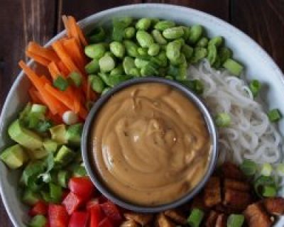 Rezept: vegane Reisnudelbowl mit Tempeh und Erdnusssoße