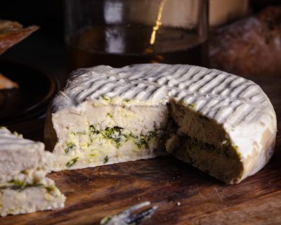 Veganer Bärlauch-Camembert – gereifter Weißschimmelkäse mit Bärlauch