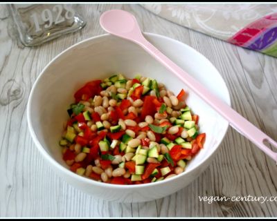 Gartensalat mit weißen Bohnen
