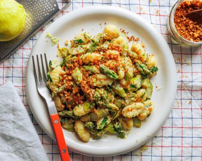 Zitronen-Gnocchi mit grünem Spargel & Pangrattato