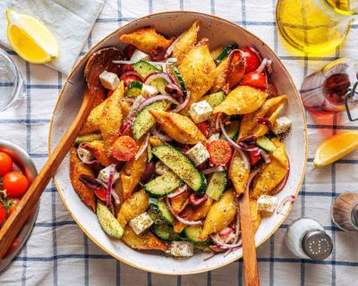 Knuspriger griechischer Nudelsalat mit veganem Feta und Oliven