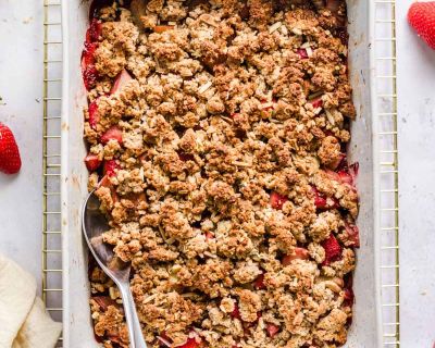 Veganer Erdbeer-Rhabarber-Crumble (glutenfrei)