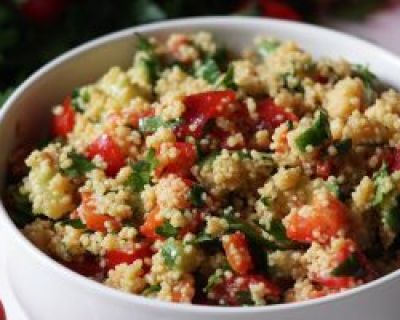Rezept: Couscous Salat mit Paprika, Tomate und Gurke (vegan und einfach)