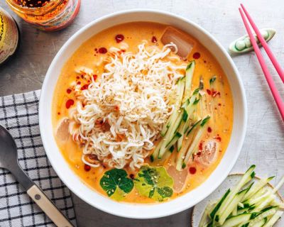 Eisgekühlte Erdnuss-Tofu-Nudelsuppe – in 10 Minuten fertig und bei Hitze genau das Richtige