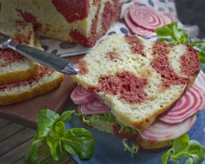 Frisches Fleckenbrot mit Roter Bete