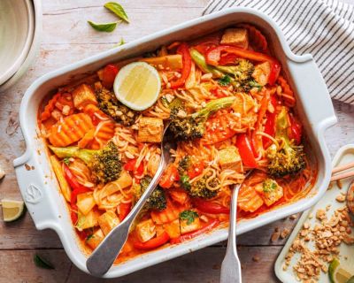 Lazy Currynudeln – Reisnudeln, Gemüse & Tofu in Thai-Curry-Sauce aus dem Ofen