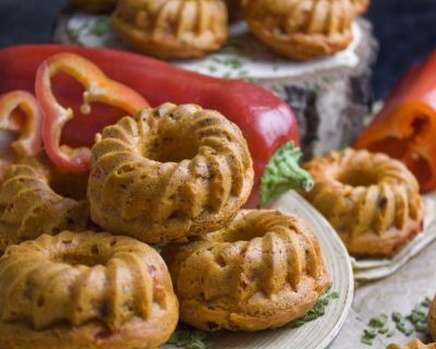 Fluffige Paprika-Zwiebel-Gugelhupfe