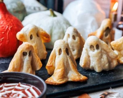 Vegane Bratwurst-Geister – Halloween-Würstchen im Blätterteig