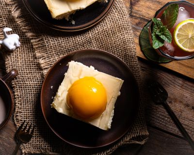 Veganer Pfirsich-Käsekuchen mit fermentierten Aprikosen