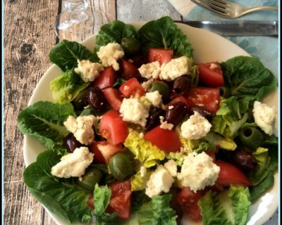 Griechischer Salat mit Mandel-Fetakäse