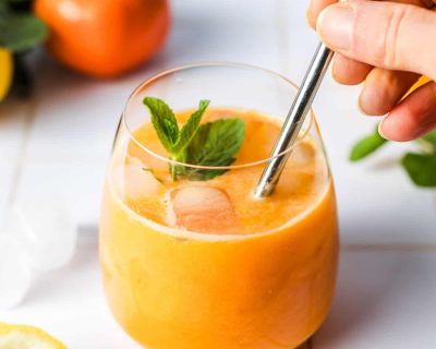 Frischer Zitronen-Mandarinensaft (oder Schorle)