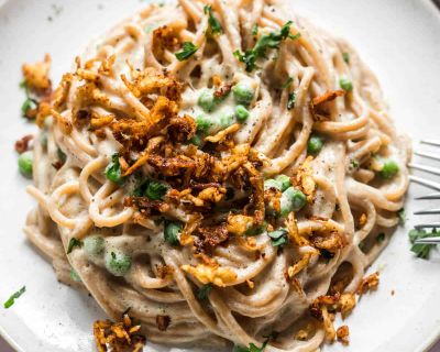 Cremige vegane Zucchini Alfredo Pasta mit Knusper-Tofu