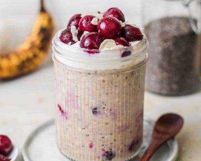 Vegane Kirsch-Banane Overnight Oats (proteinreich)