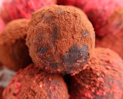5 Ingredient Raw Bliss Balls* Gesunde Pralinen