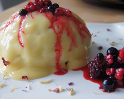 Vegane Dampfnudel mit Vanillesauce und Beeren