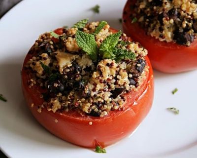 Gefüllte Tomaten mit Quinoa und würzigem Tofu