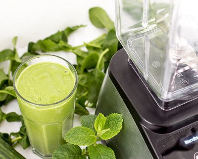 Grüner Smoothie mit Spinat, Avocado und Minze