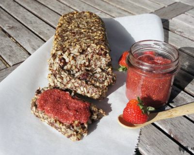 Veganes Life Changing Bread (gf) mit Erdbeer – Chia – Marmelade