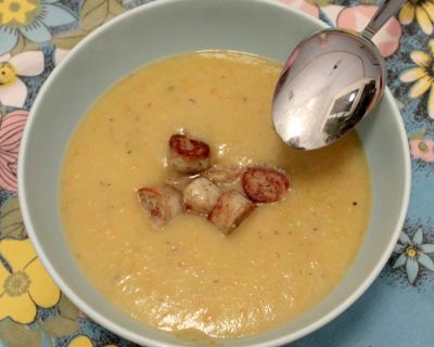 Kartoffelsuppe mit knusprig gebratenen Würstchen