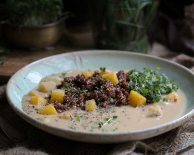 Geröstete Steckrübensuppe mit roter Quinoa