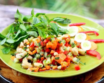 Pikanter Thai-Salat mit Cashews