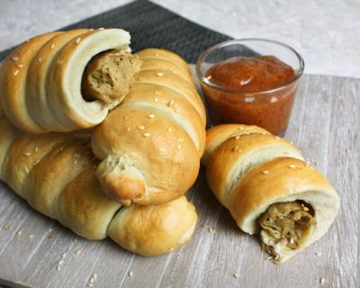 Vegane Würstchen im Brezel-Teig mit Senf-Dip