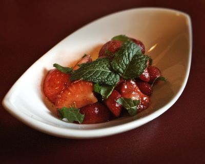 Erdbeeren mit Vanille, frischer Minze, Pfeffer und Balsamico