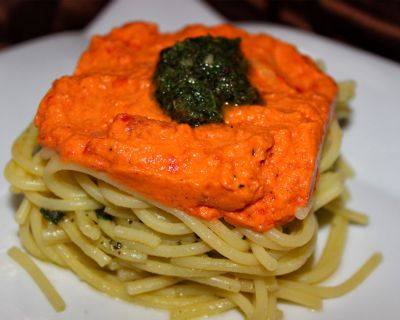 Geschichtetes Spaghetti-Pesto-Nest