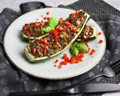 Gefüllte Zucchini mit Tempeh und Pilzen