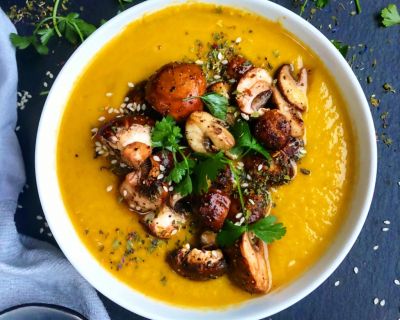 Gemüsesuppe mit gebratenen Pilzen vegan