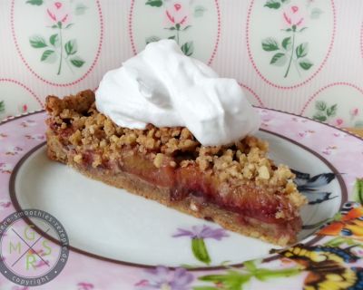 Veganer Zwetschgenkuchen mit Haselnussstreuseln