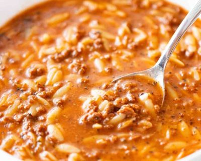 Einfache Kritharaki Suppe mit veganem Hack