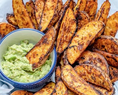 Knusprige Kartoffelecken mit herzhafter Guacamole