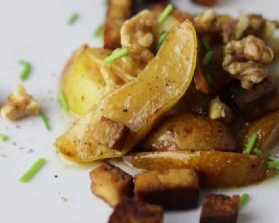 Angebratene Birnen mit Walnüssen und ‚Speck‘ als Salat