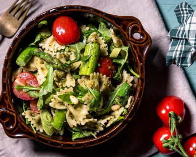 Nudelsalat mit Wildkräuterpesto und grünem Spargel