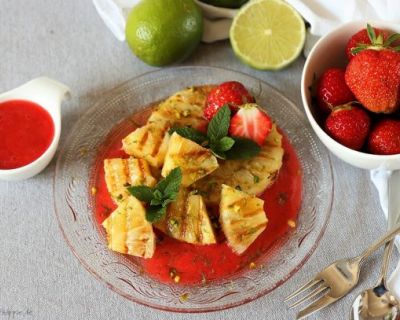 Gegrillte Ananas auf Erdbeerspiegel