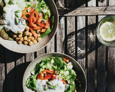 Leichter Frühlingssalat mit Joghurt-Dressing (wenig Kohlenhydrate, viel Protein)