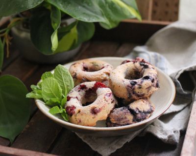 “Skinny Donuts” mit Heidelbeeren und Himbeeren