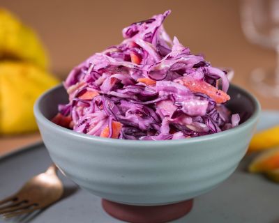 Coleslaw – cremig-knackiger Kohlsalat mit Rot- und Weißkohl