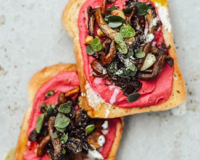 Rote Bete-Hummus (auf Toast mit gebratenen Pilzen, geröstetem Knoblauch und Oregano)