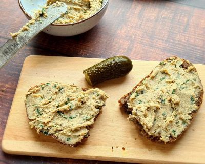 Brotaufstrich mit Cashewkernen und Schnittlauch