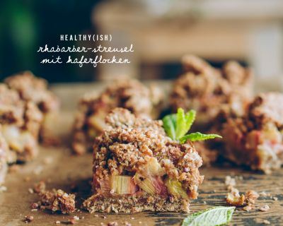 Healthy(ish) Rhabarber-Streusel mit Haferflocken