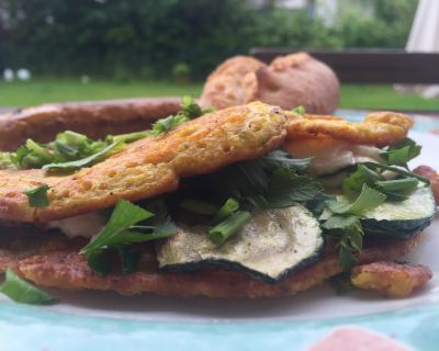 veganes Omlette mit gebratenen Zucchinischeiben