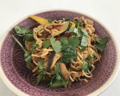 Veganes Bami Goreng – indonesiche Nudeln mit Soja-Huhn und Gemüse