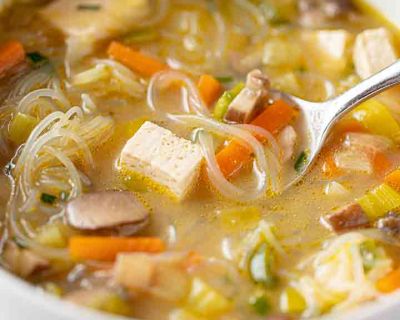 Einfache vegane Miso Suppe mit Tofu und Glasnudeln
