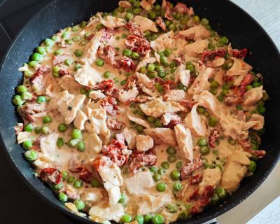 Cremige vegane Hähnchenpfanne mit getrockneten Tomaten und Erbsen