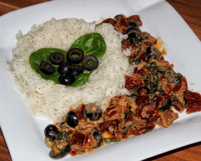 Getrocknete Tomaten, Rucola & Oliven in Kokosmilch