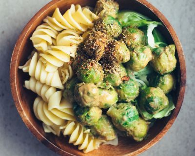 Blitzschnelle Pasta-Bowl mit asiatisch angehauchter Rosenkohl-Erdnuss-Pfanne