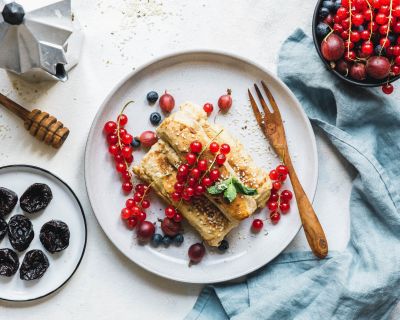 Vegane Toast-Rollups mit Trockenpflaumen-Schokofüllung